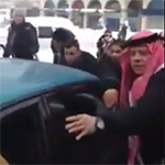 بالفيديو..ملك الأردن يترك موكبه ويساعد بتحريك سيارة عالقة في الثلوج