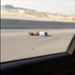 سعودي يقفز من سيارته بعد اشتعالها إثر قيادة جنونية