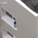 بالفيديو.. طفل “يتجول” على حافة نافذة بناية شاهقة