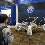 الصين تقدم أول سيارة فضاء… لإرسال بشر إلى القمر