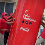 بالفيديو.. أغطية الـ “كوكا-كولا” تصبح عملة في دبي