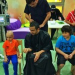 عبدالله بن زايد يتضامن مع أطفال السرطان بقصّ شعره