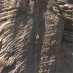شاهد: لبناني يتحدى الشلل ويتسلق صخرة الروشة – فيديو