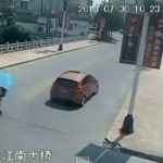 سائق مبتدئ يسقط سيارته من فوق جسر في الصين – فيديو