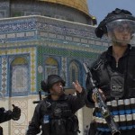 قوات الاحتلال تقتحم المسجد الأقصى وتغلقه أمام المصلين