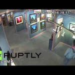 لص يسرق لوحة من متحف برمنغهام للفنون – فيديو