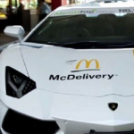 ماكدونالدز تستخدم سيارات “لامبورجيني” و”فيراري” في توصيل الطعام للمنازل (فيديو)
