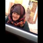 بالفيديو: عجوز تلقن غلمان داعش درساً لن ينسوه وجهاً لوجه : “ارجعوا إلى الله”