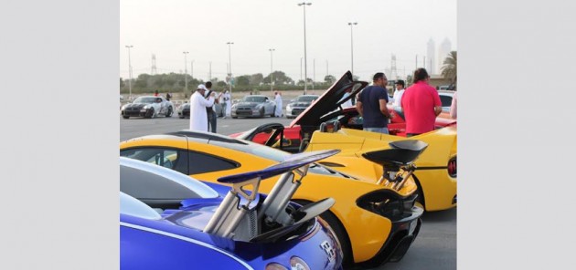 شاهد.. سباق بين أسرع سيارتين بالعالم في دبي