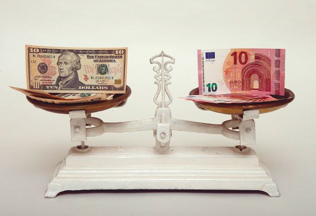 تدهور سعر صرف اليورو أمام الدولار ينذر بحلقة جديدة من «حرب العملات»