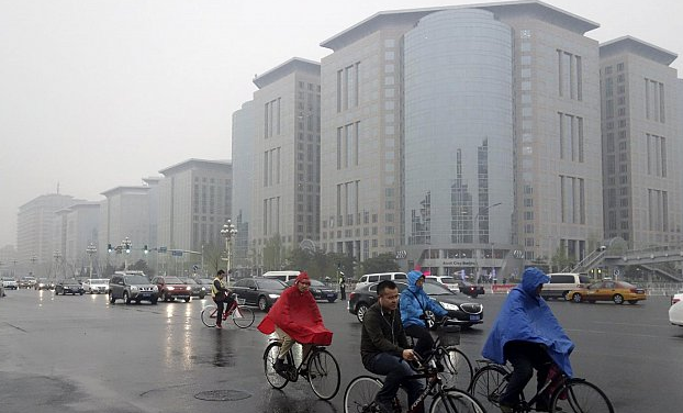 بكين تقيد عدد قائدي المركبات بسبب تلوث الهواء