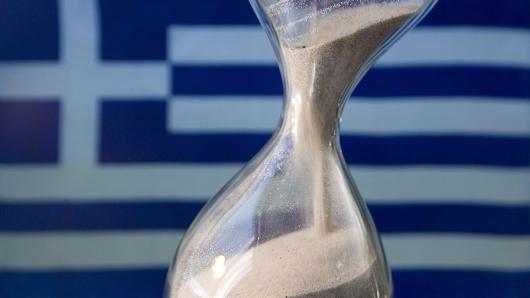 اليونان على شفا العجز… فهل تنتشر عدوى “الازمة” وينفرط عقد منطقة اليورو؟