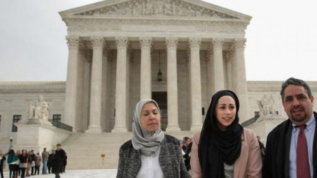 القضاء الأمريكي يحكم لصالح محجبة رفضت شركة ملابس “مثيرة” توظيفها