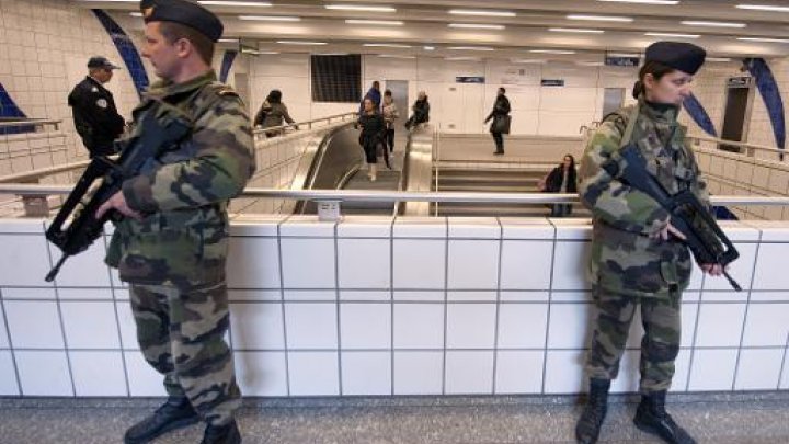 مسلحون يحتجزون موظفين في متجر بالقرب من باريس