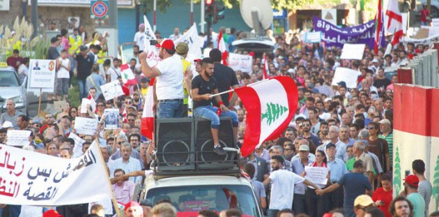 بيروت: آلاف المتظاهرين يطالبون باستقالة وزيري الداخلية والبيئة ويتوعدون بالتصعيد
