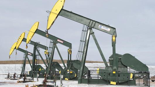 النفط يتعافى لكن الأسواق تتأهب لمزيد من الخسائر لتوقعات بزيادة مخزونات الخام