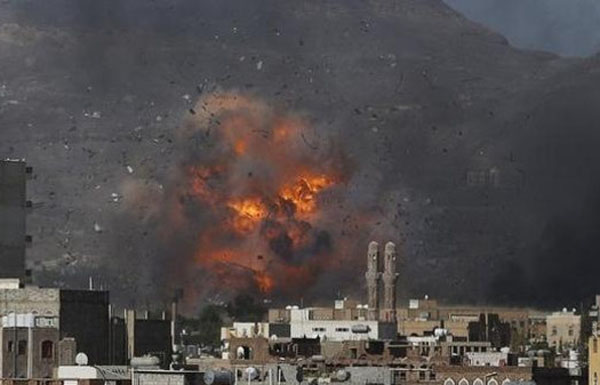 التحالف يقصف مخازن أسلحة الحوثيين في الحديدة