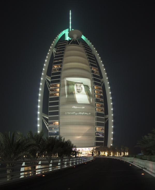 دبي تتزين بالأخضر احتفالاً باليوم الوطني السعودي