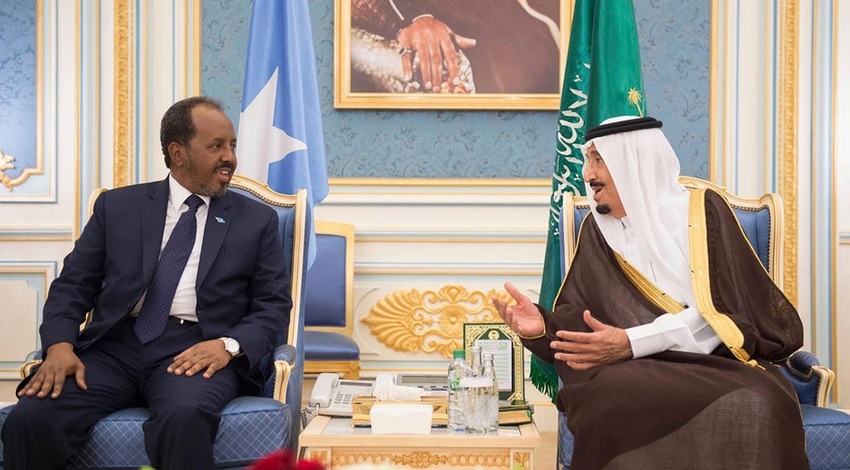 خادم الحرمين يبحث تطورات الأحداث بالمنطقة مع رئيس الصومال