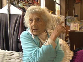 عجوز عمرها 100 عام تواظب على العمل 6 أيام أسبوعيا