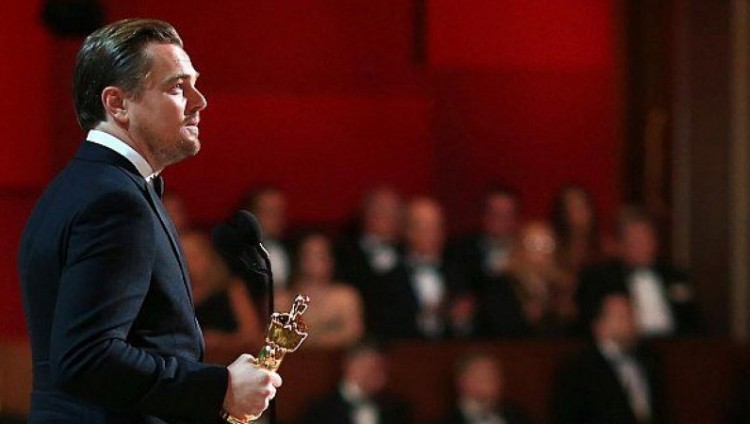 دي كابريو يفوز بجائزة أوسكار أفضل ممثل
