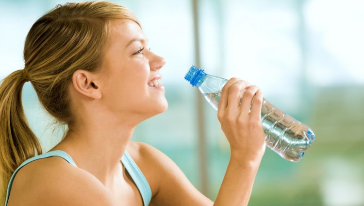 ماذا سيحدث لو شربت 10 أكواب من الماء يوميا لمدة شهر؟!