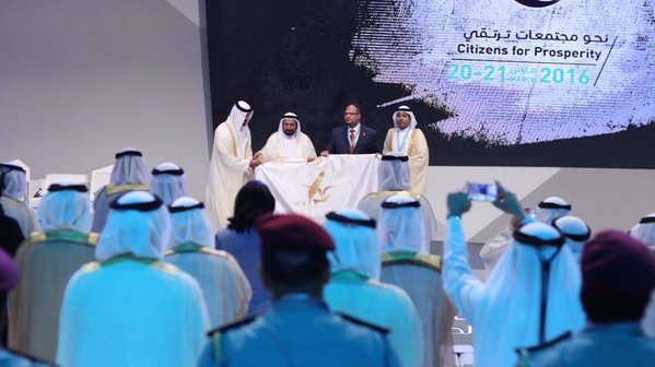 سلطان يتسلم رسميا راية تتويج الشارقة بلقب “عاصمة الصحافة العربية”