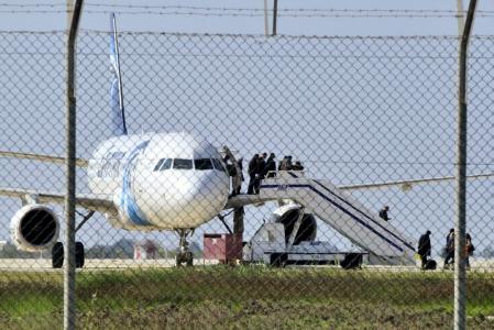 إطلاق سراح المزيد من ركاب الطائرة المصرية المخطوفة