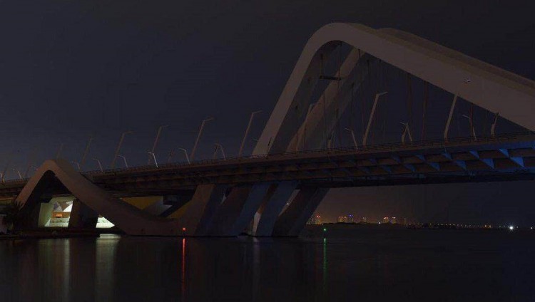 أبوظبي تطفئ أنوار جسر الشيخ زايد تقديراً للراحلة زها حديد