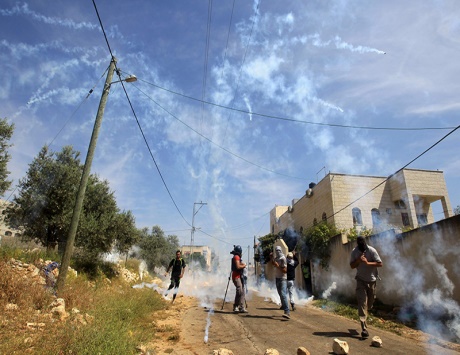 الاحتلال يعتقل 19 فلسطينياً ويستهدف صيادي غزة