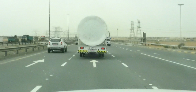قائدو مركبات يعانون تجاوزات الشاحنات على شارع الإمارات