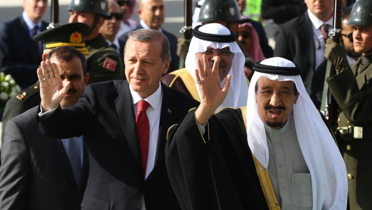 خادم الحرمين يصل تركيا للمشاركة في القمة الإسلامية