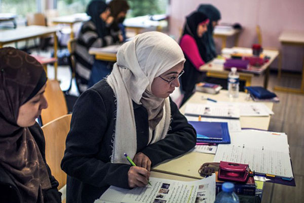 رئيس الحكومة الفرنسية يدعو إلى حظر ارتداء الحجاب في الجامعات