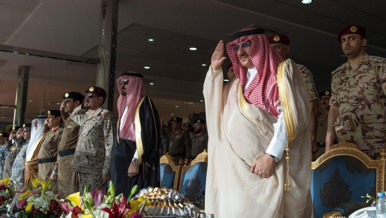 السعودية: ولي العهد يُخرّج دورات أمنية ويشهد عرضا عسكريا للقوات الخاصة