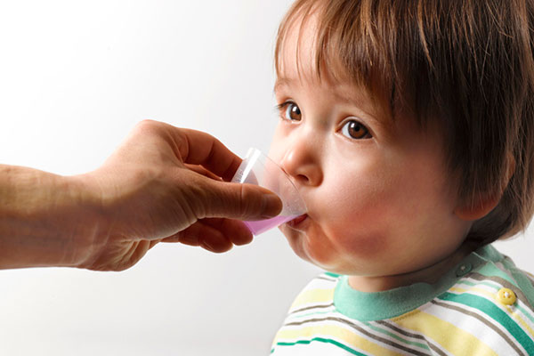 «الصحة» تحذر من إعطاء الأطفال أدوية السعال دون وصفة