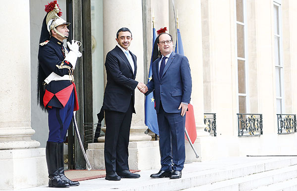عبدالله بن زايد يبحث والرئيس الفرنسي محاربة التطرف والجماعات الإرهابية