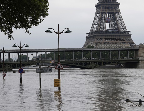 فرنسا تحت تهديد الفيضانات والإضرابات والاعتداءات