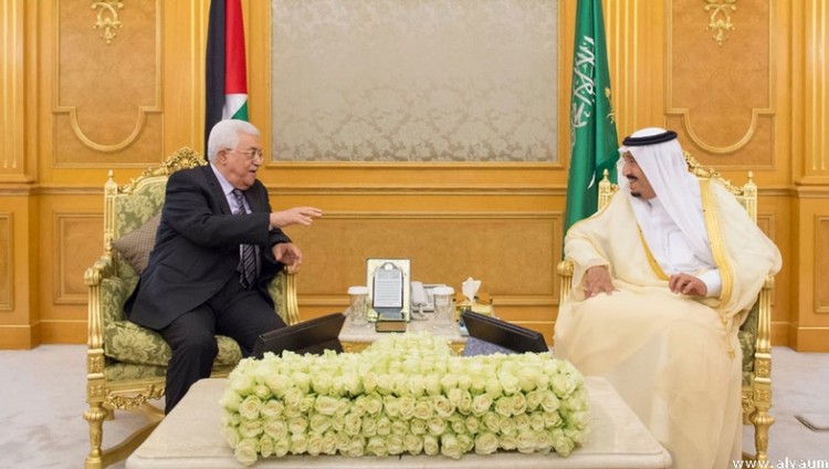 خادم الحرمين الشريفين يبحث مع الرئيس عباس مستجدات الأوضاع الفلسطينية