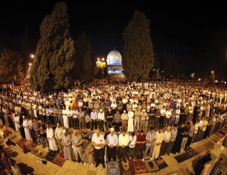 الفلسطينيون يردون على «مسيرة الأعلام» بالصلاة في الأقصى
