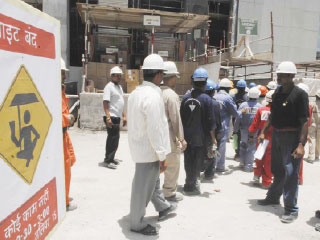 «الموارد البشرية والتوطين»: الإمارات توفر الحماية الكاملة للعمال دون تمييز