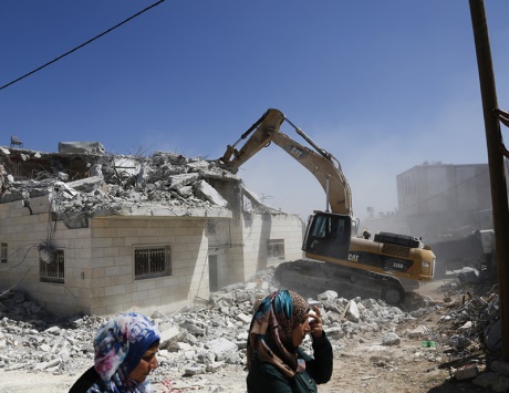 الاحتلال يهدم منزلين ويعتقل 12 فلسطينياً