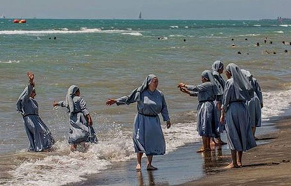 راهبات البحر يثرن جدلا بعد منع “البوركيني”