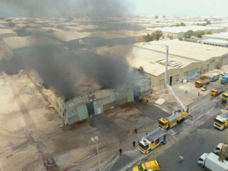 الدفاع المدني يسيطر على حريق بمستودعين في أبوظبي