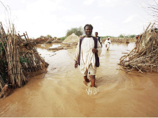 «الهلال الأحمر» تنفذ برنامجاً إغاثياً للمتأثرين من السيول في السودان