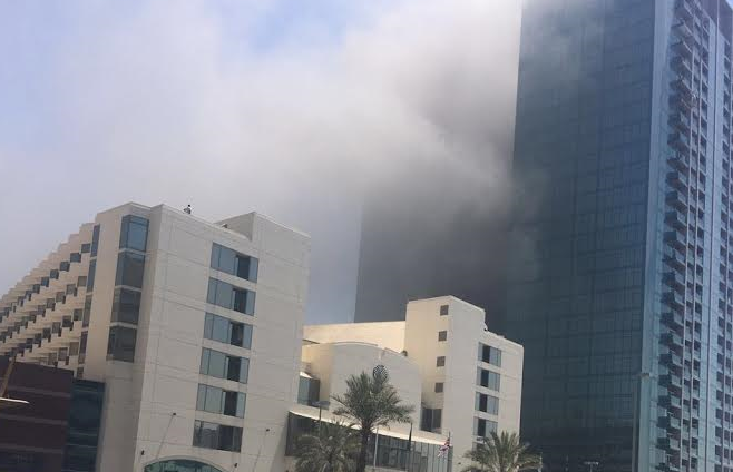 حريق في بناية بجوار مبنى المسافرين وسط أبوظبي