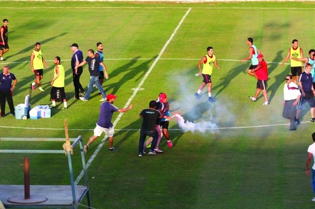 جماهير الأهلي المصري تقتحم ملعب التدريبات