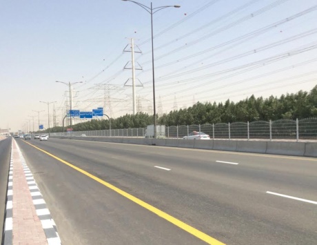 إنجاز سياج طريق الشارقة الدائري بمليوني درهم