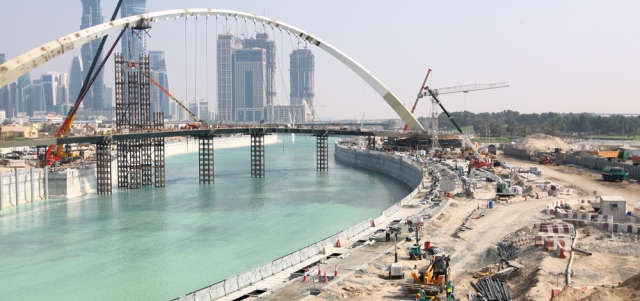 المياه تسري في مجرى «قناة دبي»