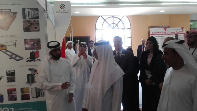 نهيان بن مبارك يفتتح معرض جامعة أبوظبي للتوظيف