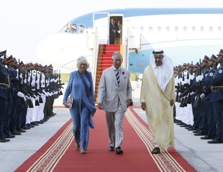 عبد الله بن زايد يستقبل الأمير تشارلز ويصطحبه إلى جامع الشيخ زايد